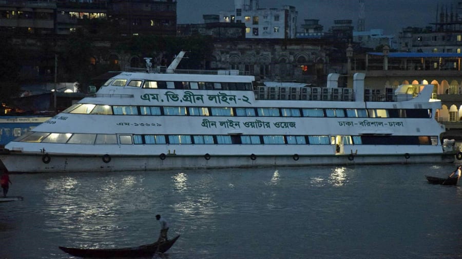 মেঘনায় দুর্ঘটনার কবল গ্রীনলাইন-২ ।।কপাল জোরে বেঁচে গেল ৫ শতাধিক যাত্রী.....   