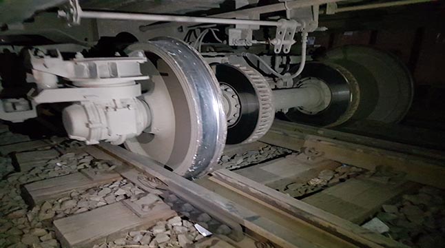 টঙ্গীতে ট্রেন লাইনচ্যুত: উত্তরবঙ্গের সাথে ঢাকার ট্রেন চলাচল বন্ধ।। নিহত ৪