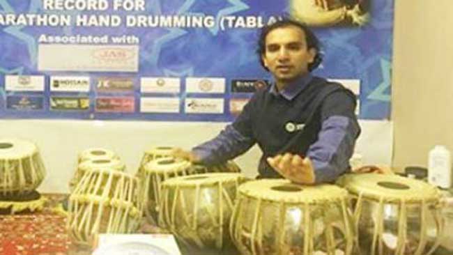 ২৭ ঘণ্টা ঢোল বাজিয়ে গিনেসে বাংলাদেশের সুদর্শন দাশ।