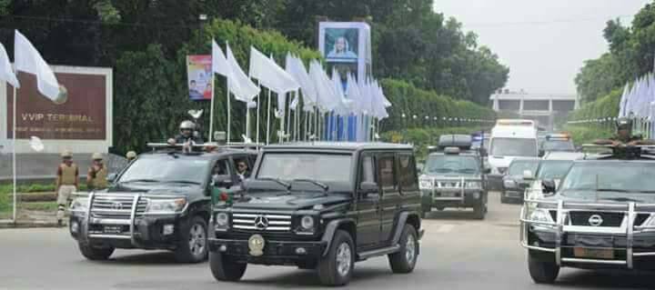 বিমানবন্দর থেকে গনভবন পর্যন্ত ফুলেল শুভেচ্ছায় সিক্ত হলেন প্রধানমন্ত্রী শেখ হাসিনা.....