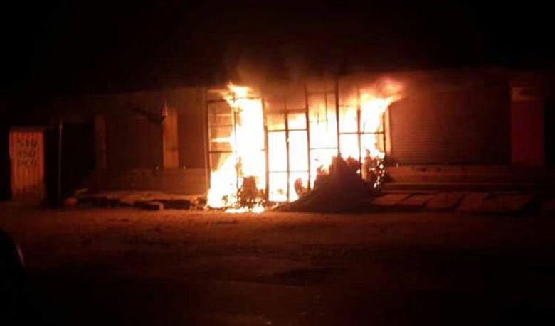 মাদারীপুরে পাগলকে জীবন্ত পুড়িয়ে মারল পাষন্ডের দল।।