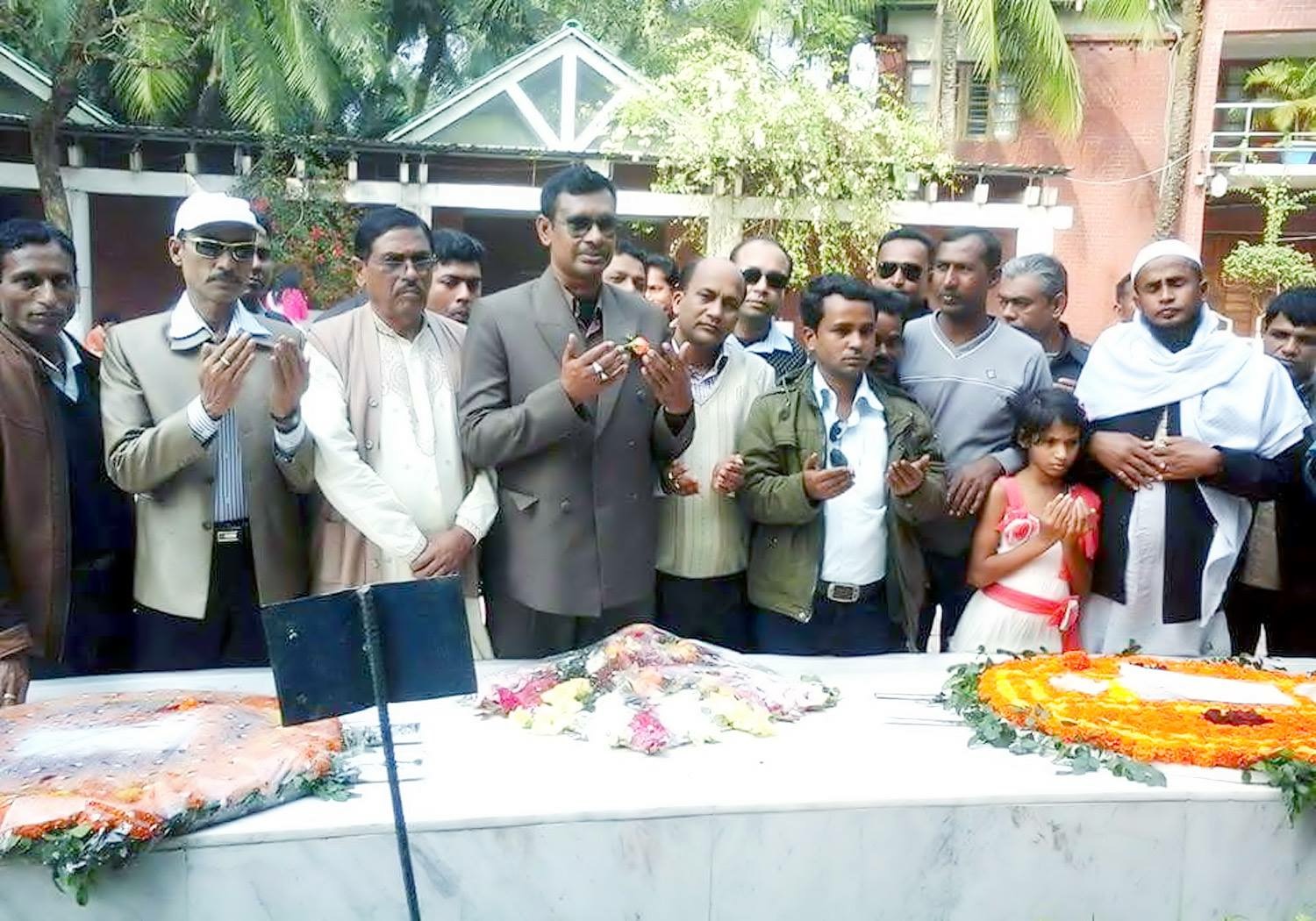 বঙ্গবন্ধুর মাজারে দেবহাটার নওয়াপাড়া ইউনিয়ন আওয়ামী লীগের নেতৃবৃন্দ।।