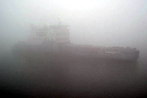ঘন কুয়াশার কারনে ঢাকার সাথে দক্ষিনাঞ্চলের ফেরি চলাচল বন্ধ ।। যাত্রী দূর্ভোগ