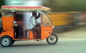 রাজধানিতে ব্যাটারিচালিত রিকশার চাকার সঙ্গে ওড়না পেঁচিয়ে এক নারীর মৃত্যু