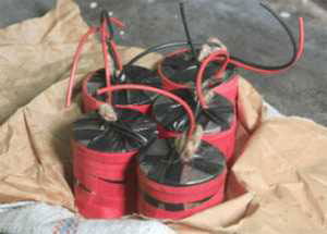 শরিয়তপুরে একটি পরিত্যক্ত বাড়ীর ছাদ থেকে১৩টি তাজা বোমা উদ্ধার ।।