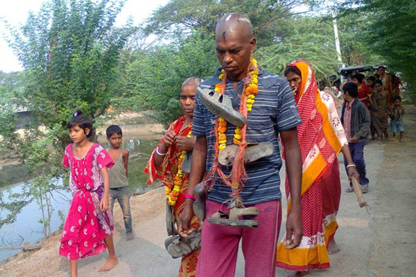 ভালোবাসার মাসুল, ভালোবাসা দিবসে ন্যাড়া করে গণপ্রহার দম্পতিকে ।।