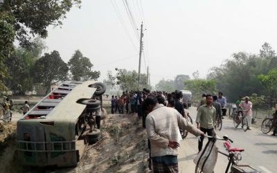 নীলফামারীতে পিকনিকের বাস খাদে ।। হতাহত ৭০