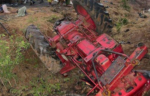 মান্দায় ট্রাক্টর উল্টে চালকের মৃত্যু ।।