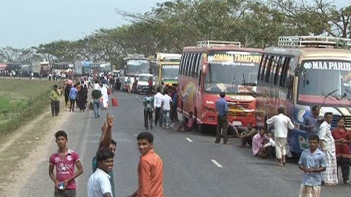 ট্রাকচালককে আনসার সদস্যের মারধর ।। চাঁপাইনবাবগঞ্জে ৩ ঘন্টা মহাসড়ক অবরোধ