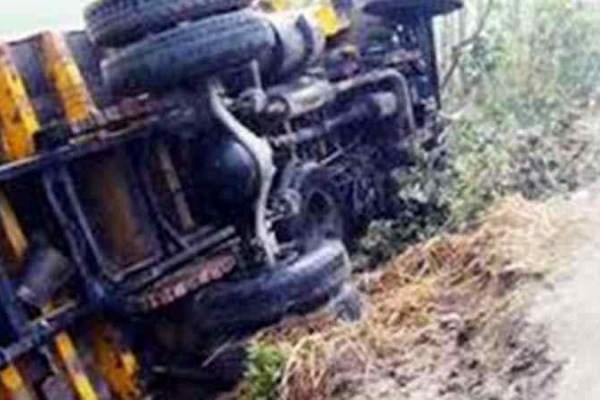 নেত্রকোনায় ট্রাক উল্টে নিহত ১, শিশুসহ আহত ২৫ ।।