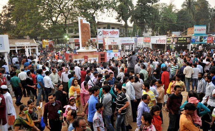 সময় বাড়লো অমর একুশে বইমেলার ।। খুশী বইপ্রেমিক ও ব্যবসায়ীরা