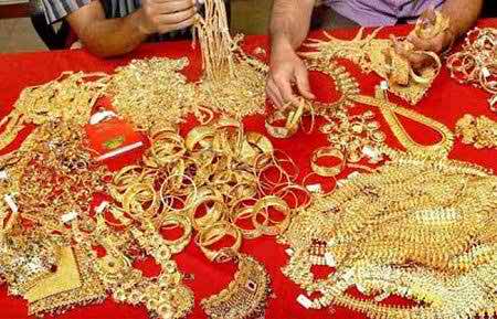 প্রকাশ্য দিবালোকে ডেমরায় দোকান থেকে ১০০ শ ভর্তি স্বর্ণালংকার লুট করল দুর্বৃত্তরা।।