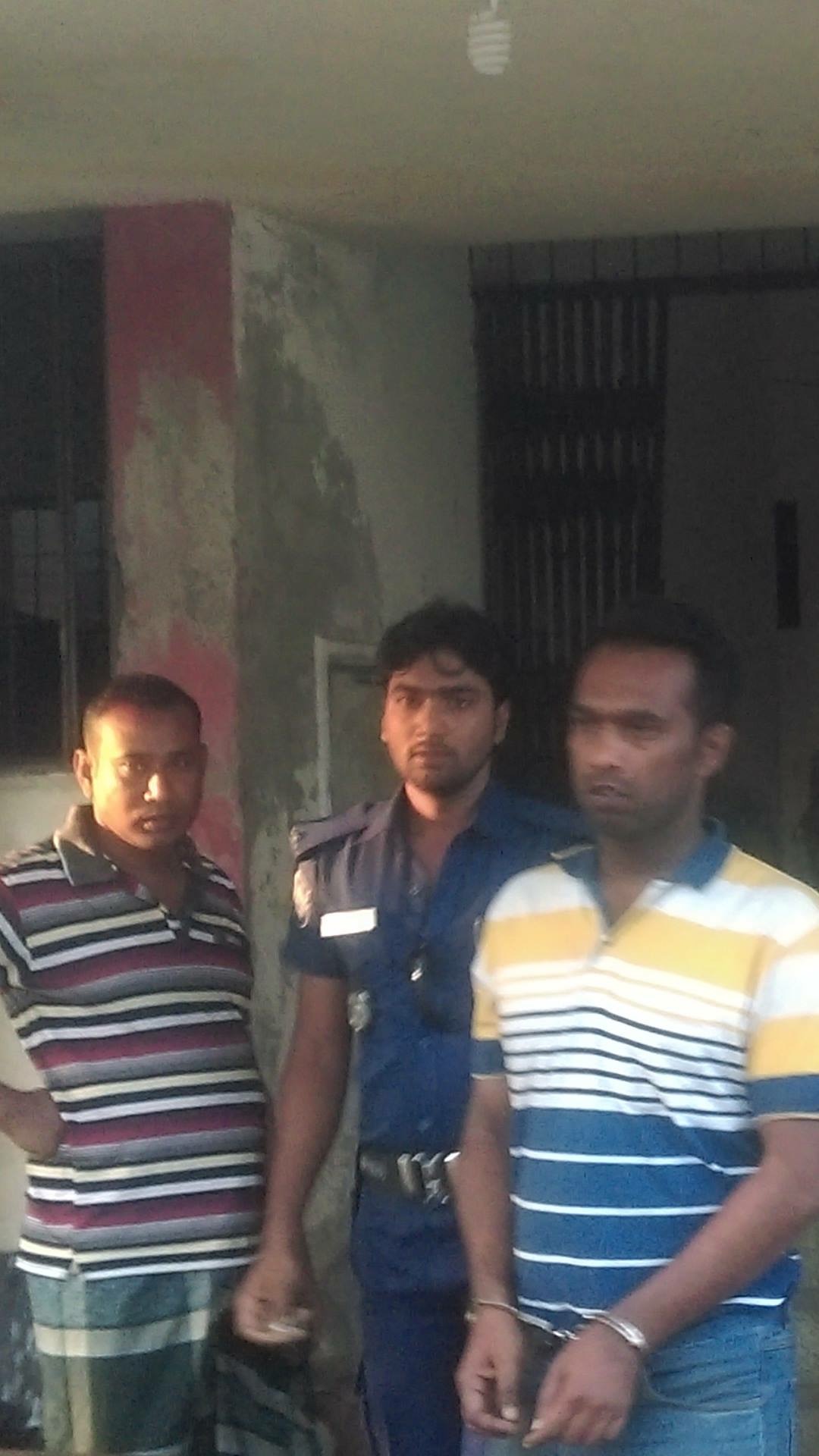 স্কুল ছাত্রীকে ব্লাক-মেইল করায় বাগেরহাটের চুলকাঠিতে ডাক্তার আটক।।