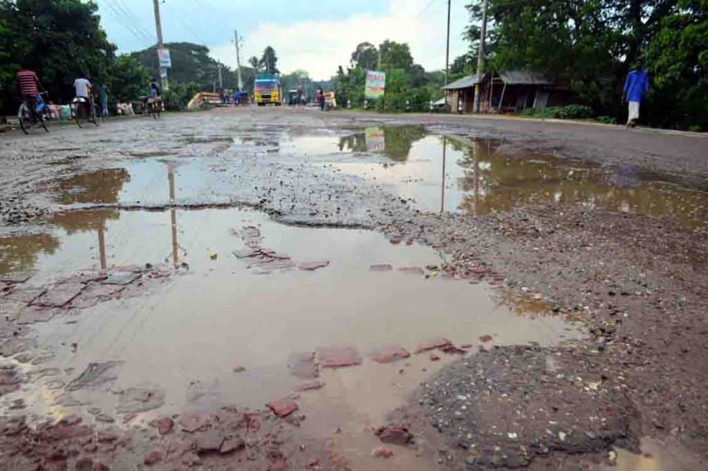 বেহাল অবস্থা খুলনা -পাইকগাছা  সড়কের ১২ কিলোমিটার রাস্তার ।। জীবনের ঝুঁকি নিয়ে চলছে মানুষ