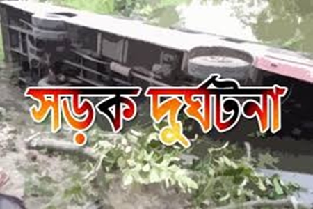 খুলনার চুকনগরে বাস উল্টে কিশোর নিহত, আহত ১২ ।।