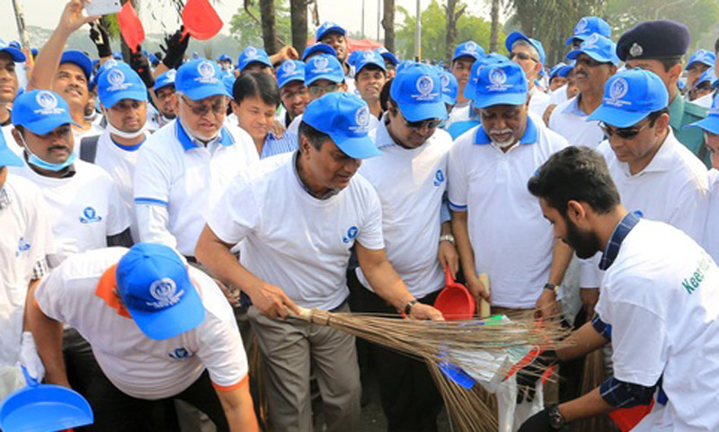 রাজধানী পরিষ্কারে নর্থ সাউথের শিক্ষক-শিক্ষার্থীরা ।।