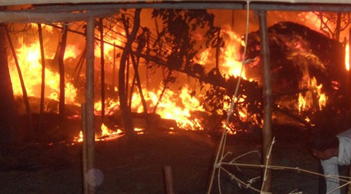 দিনাজপুরের খানসামায় আগুন ।। ৬০ টি বাড়ী পুড়ে ছাই.....