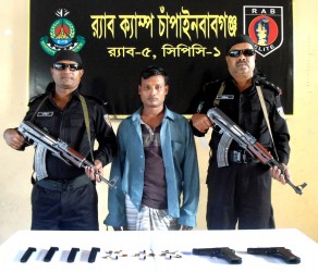 চাঁপাইনবাবগঞ্জের শিবগঞ্জ থেকে অস্ত্র-গুলিসহ আটক ১ ।।