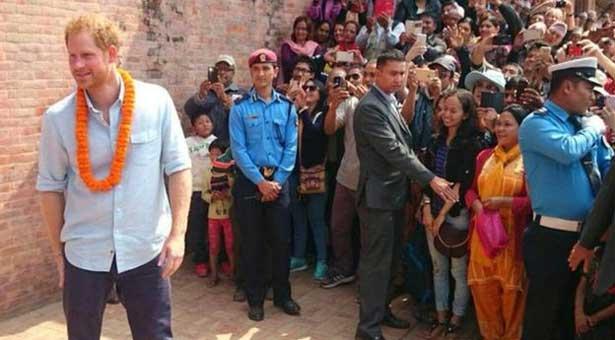 নেপালের ভূমিকম্প বিধ্বস্ত স্কুল পরিদর্শন ব্রিটিশ রাজকুমার।।