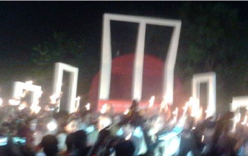 শহীদ মিনারে শহীদদের স্মরণে ৪৫ মশাল প্রজ্বলন ।।