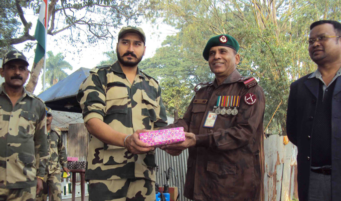 স্বাধীনতা দিবসে বিজিবি মিষ্টি দিল বিএসএফকে ।।        