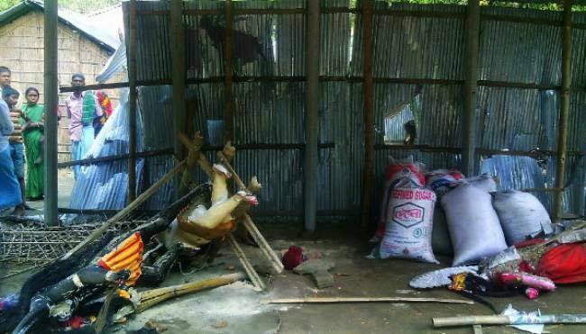 গাইবান্ধার চাঁদা না পেয়ে সাঘাটায় মন্দিরে হামলা, প্রতিমা ভাঙচুর ।।