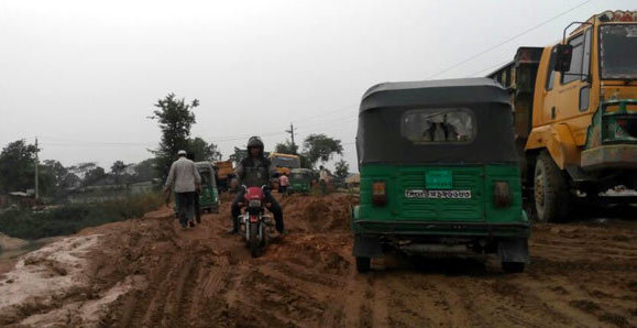 সিলেট-ভোলাগঞ্জ সড়কের বেহাল দশা ।। আকাশে মেঘ হলেই অটোরিকশার ভাড়া দ্বিগুণ