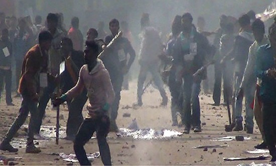 ভোটারদের বিক্ষোভে জামালপুরে এক কেন্দ্রে ভোটগ্রহণ বন্ধ রয়েছে ।।