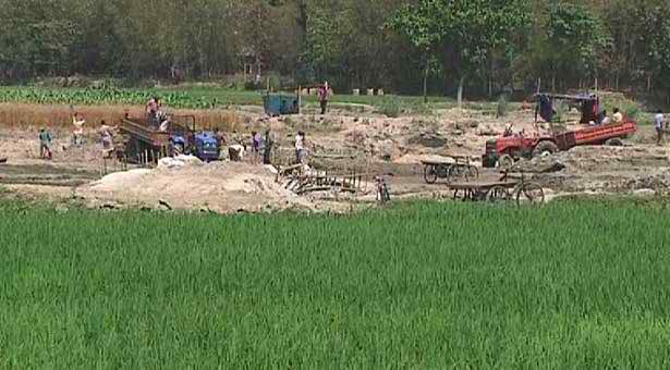 রংপুরে বালু দস্যুরা অবৈধভাবে বালু ও মাটি তোলার উৎসবে মেতেছে ।।