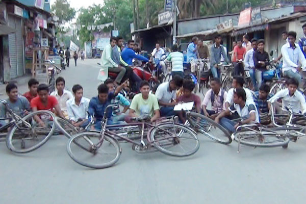 এইচএসসি পরীক্ষার প্রবেশপত্র না পেয়ে বিক্ষোভ নীলফামারীতে ।।   