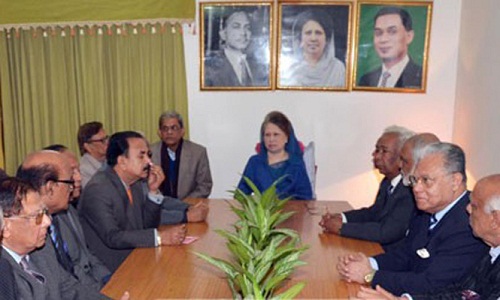 গভীররাতে শীর্ষ নেতাদের সঙ্গে বৈঠকে খালেদা জিয়া.....