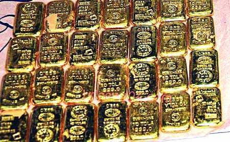 পায়ের তলায় তিন কেজি সোনা যার মূল্য দেড় কোটি টাকা ।।