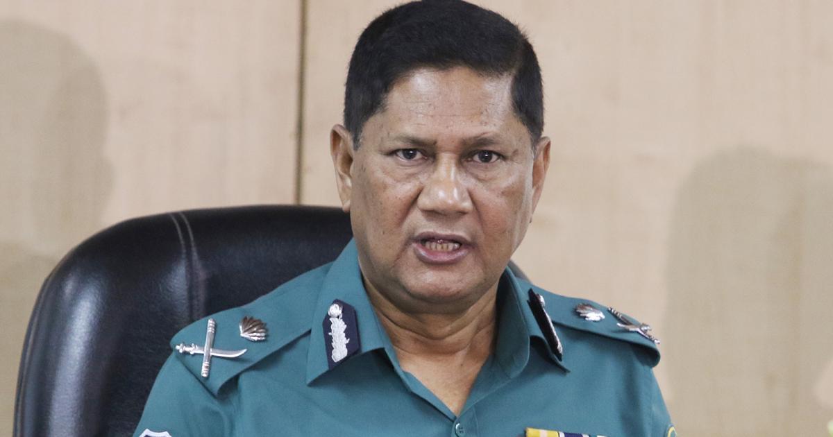 রাজধানীর পুলিশের গাড়িতে পুলিশ বা ডিএমপি লেখা স্টিকার নিষিদ্ধ ।। ডিএমপি কমিশনার