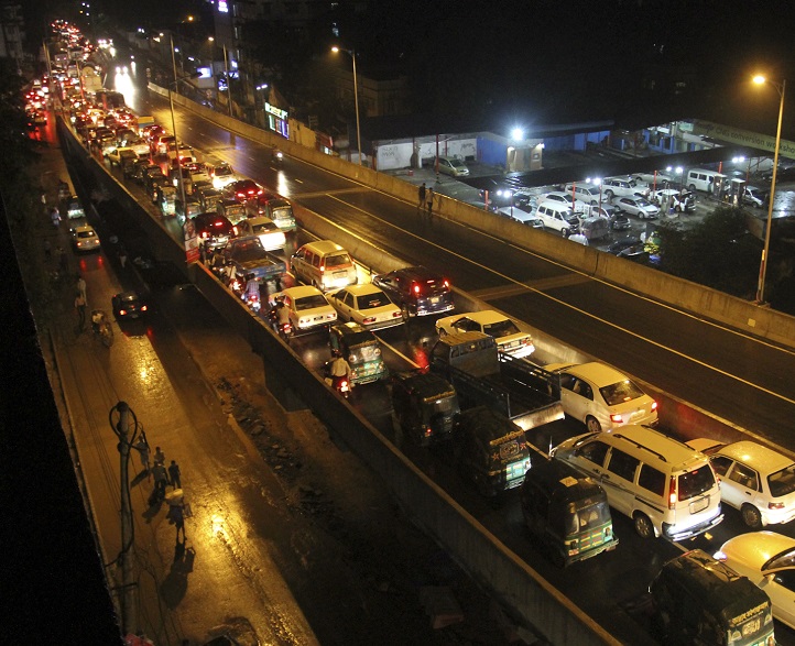 মগবাজার-মৌচাক ফ্লাইওভারের সুফল পাচ্ছে না বলে অভিযোগ নগরবাসীর ।।   