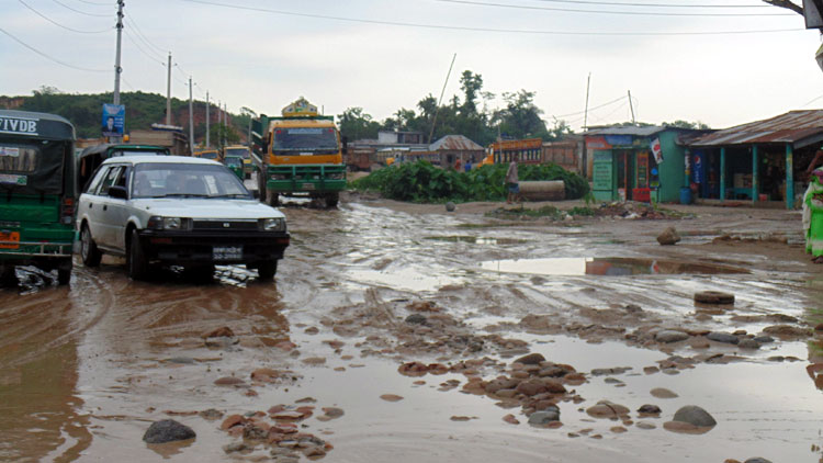 সিলেট-ভোলাগঞ্জ সড়ক সংস্কারের দাবিতে আগামীকাল থেকে ধর্মঘট শুরু ।।
