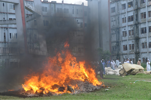 বরিশাল শের-ই-বাংলা মেডিকেল চত্ত্বরেই পোড়ানো হলো পুরনো অনুপযোগী মালামাল ,ঘটনায় ক্ষুব্ধ রোগীর স্বজনরা ।।