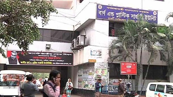 মিরপুরে দুর্বৃত্তের ছোড়া এসিডে একই পরিবারের ৪জন দগ্ধ ।।