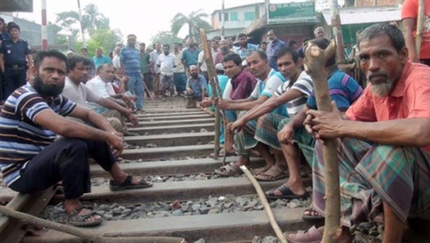 খুলনায় পাটকল শ্রমিকদের অবরোধ চলছে......