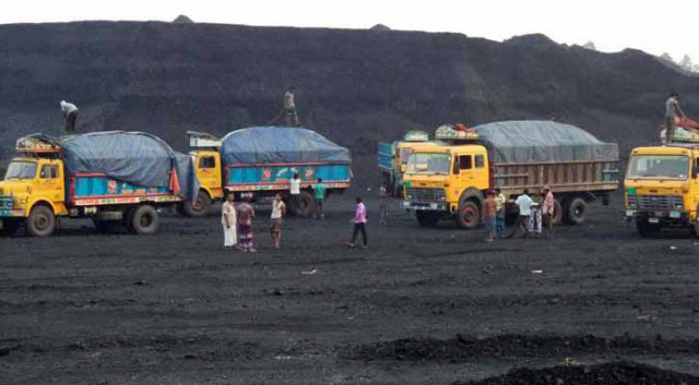 বড়পুকুরিয়ায় বিদ্যুৎ কেন্দ্র থেকে তামা বোঝাই ট্রাক আটক ।।