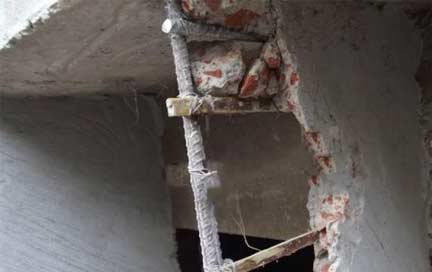 চুয়াডাঙ্গায় সরকারি ভবন নির্মাণে রডের পরিবর্তে বাঁশ এবং নিম্নমানের নির্মান সামগ্রী ব্যবহার ।।