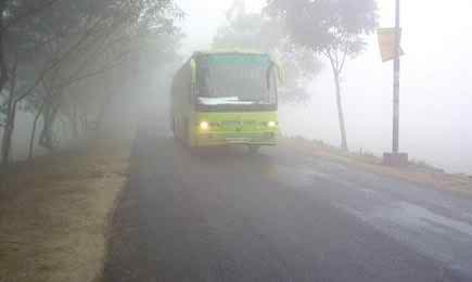 দিনাজপুরে চৈত্রের তীব্র গরমেও ঘন কুয়াশা ।।