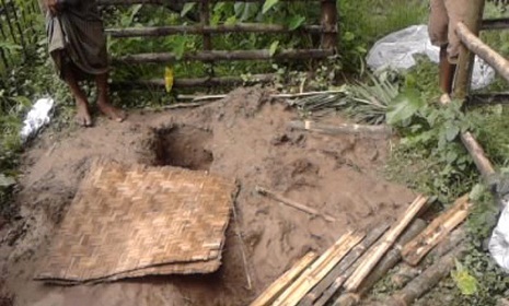 রাজশাহীতে কবর থেকে নারীর মৃতদেহ চুরির চেষ্টা ।।