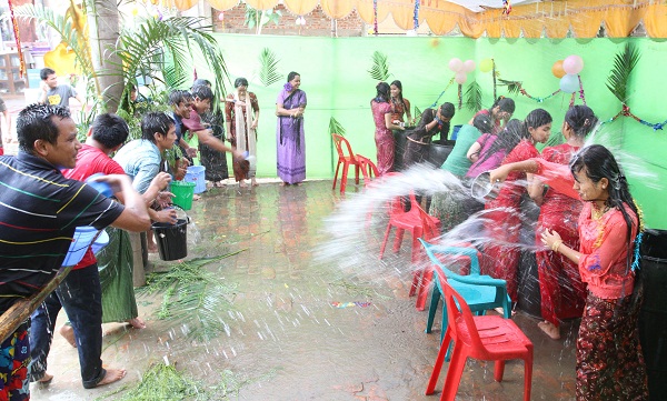 চট্টগ্রামের রাখাইন সম্প্রদায় মাতলেন 'জলকেলি' উৎসবে ।।