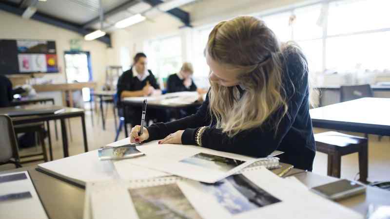 নিউজিল্যান্ডে যৌন আকর্ষণ রোধে ছাত্রীদের লম্বা স্কার্ট পরার আদেশ দিলেন এক স্কুল কর্তৃপক্ষ ।।