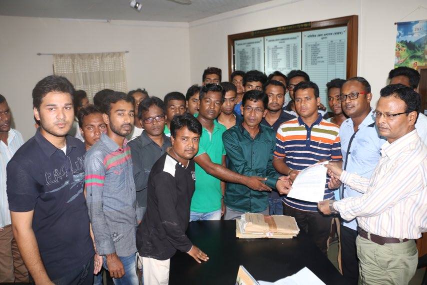 বঙ্গবন্ধুর “অসমাপ্ত আত্মজীবনী” পাঠ্যপুস্তকে অন্তর্ভুক্ত করার দাবীতে খুলনা জেলা ছাত্রলীগের স্মারকলিপি পেশ