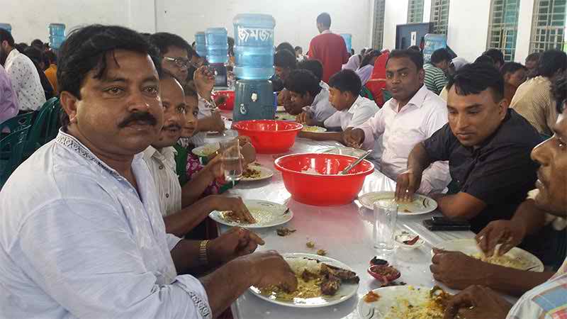 বর্ষবরণে দেড় মণ ইলিশ খাইয়ে তীব্র নিন্দার মুখে আশুগঞ্জের ইউএনও ।।