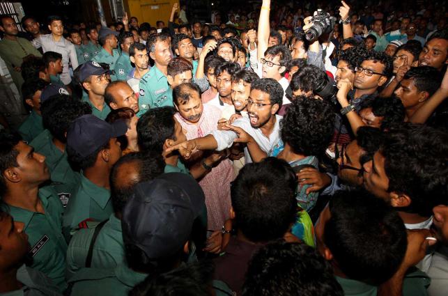 অসৌজন্যমূলক আচরণ করে ক্ষমা চাইল এক পুলিশ সদস্য ।।