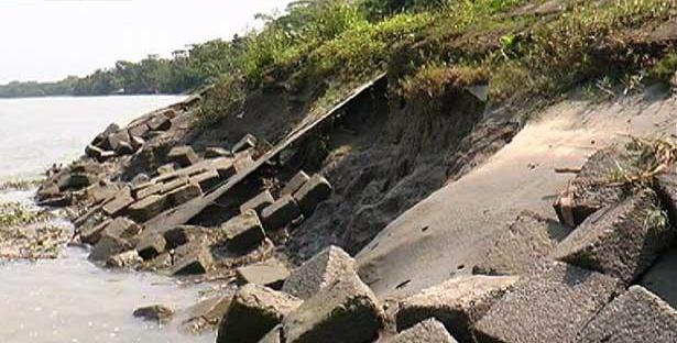 বেতাগী পৌর শহরে নদীর  ব্লক ধসে পড়ায়  হুমকিতে পৌরবাসী ।।