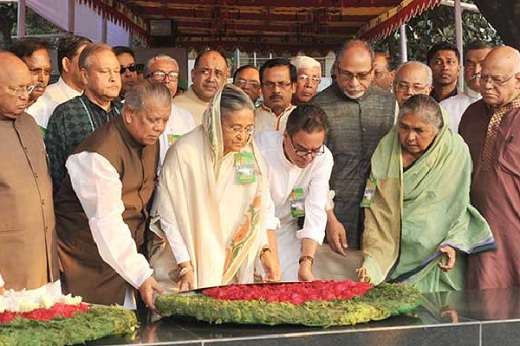 বঙ্গবন্ধুর প্রতিকৃতিতে প্রধানমন্ত্রীর শ্রদ্ধা নিবেদন ।।