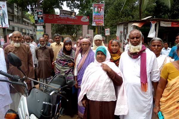 ঠাকুরগাঁওয়ে  উপজেলা কমান্ডারের বিরুদ্ধে বিচার না পেয়ে ক্ষুব্ধ মুক্তিযোদ্ধারা ।।